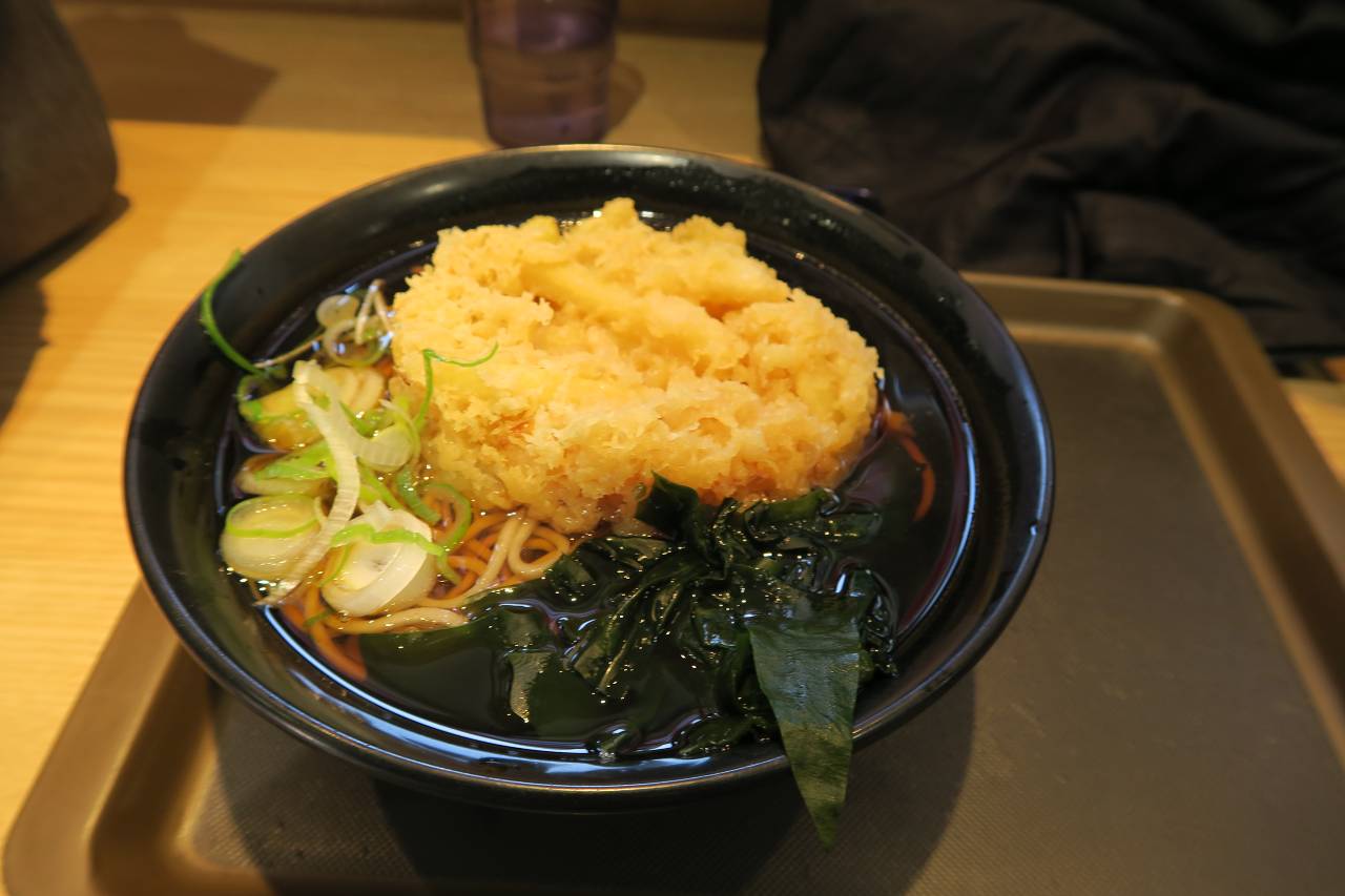 【美味しい富士そばの天ぷら】ジャガイモ天そば410円。ジャガイモは意外にそばと合う。