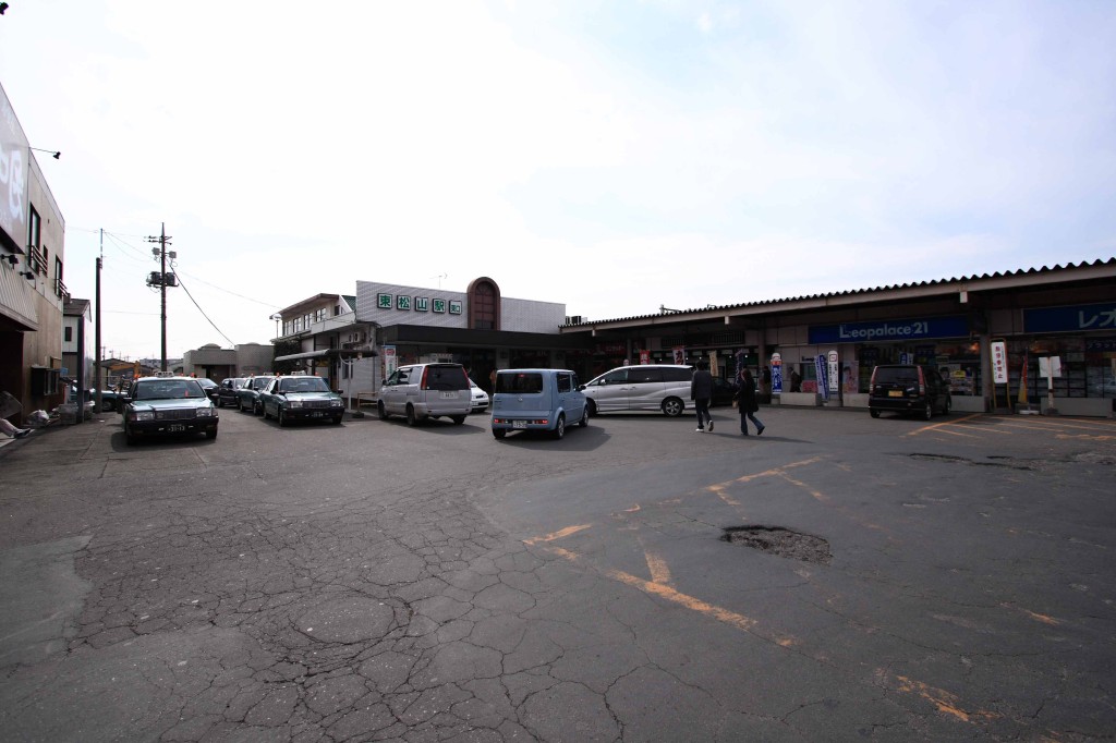 東松山駅前。駅舎が低かった。