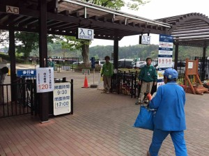 森林公園西口のレンタサイクル。120分待ち。11時時点。